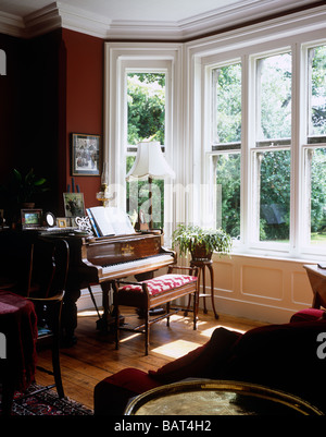 Baby Grand Piano Steinway en face d'une fenêtre en baie dans un style anglais maison Banque D'Images