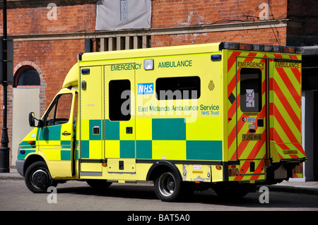 NHS Ambulance East Midlands, Ryknold Square, Chesterfield, Derbyshire, Angleterre, Royaume-Uni Banque D'Images