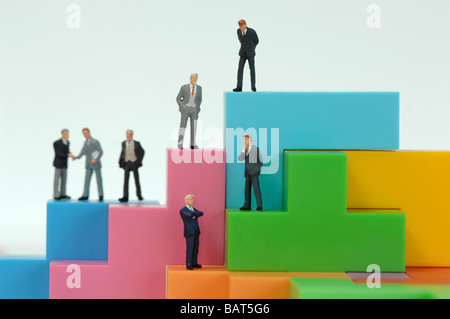 Businessman figurines sur des briques de construction, Close up Banque D'Images