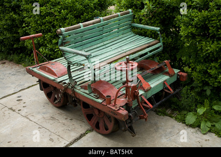 Un handcar - également connu sous le nom de chariot pompe pompe, voiture, jigger ou Kalamazoo - sur l'Kalka-Shimla de fer. Shimla, Inde. Banque D'Images