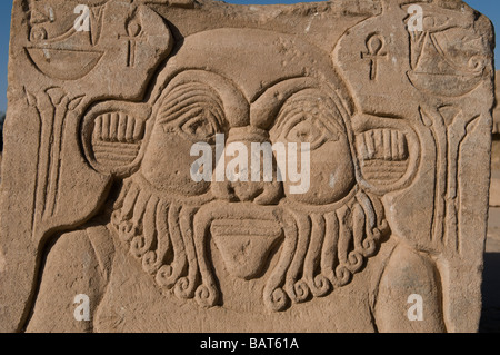 Relief représentant une ancienne divinité égyptienne Bes protector de ménages et les mères dans le temple de Philae sur l'île Agilkia près de Aswan Egypte Banque D'Images