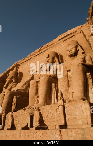 Les quatre énormes statues colossales du pharaon décorer façade du Grand Soleil Temple de Ramsès II à Abou Simbel temples rock. Le sud de l'Egypte Banque D'Images