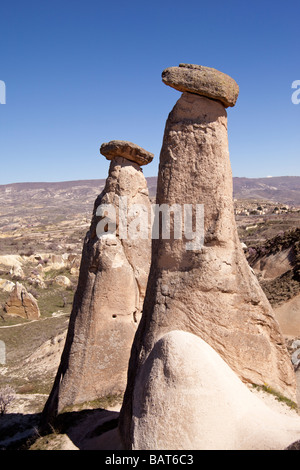 Les roches équilibré sur les cheminées de fées de Cappadoce à Turquie Banque D'Images