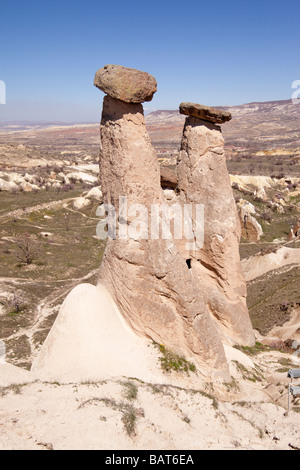 Les roches équilibré sur les cheminées de fées de Cappadoce à Turquie Banque D'Images