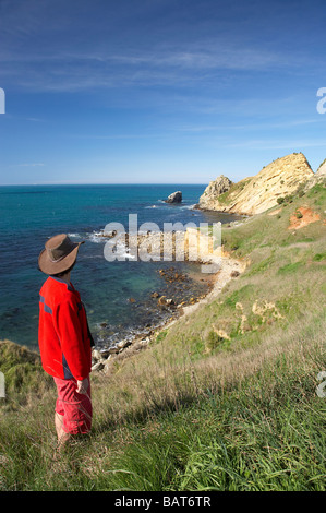Femme sur Huriawa Historique Péninsule Site Karitane Maori Pa près de Dunedin Otago ile sud Nouvelle Zelande Banque D'Images