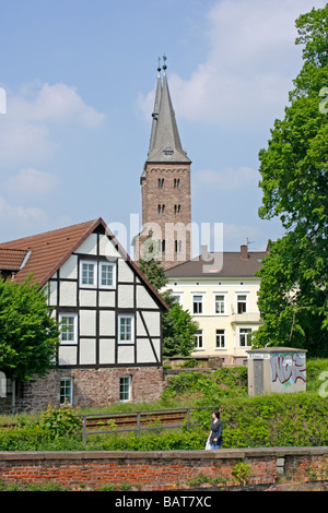 Maison et Église de Kiliani Hoexter dans la Weser Hills en Allemagne Banque D'Images