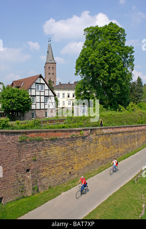 Maison et Église de Kiliani Hoexter dans la Weser Hills en Allemagne Banque D'Images