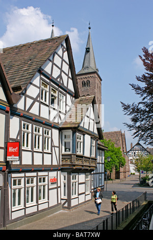 Maisons et Église Kiliani châssis à Hoexter dans la Weser Hills en Allemagne Banque D'Images