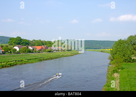 Le petit village Daspe au bord de la rivière Weser, dans le Weser Hills en Allemagne Banque D'Images