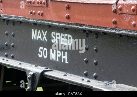 Inscrivez-vous sur le côté du train conseiller Vitesse Max 50 MPH Banque D'Images