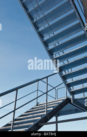 Escalier tourné contre le ciel bleu Banque D'Images