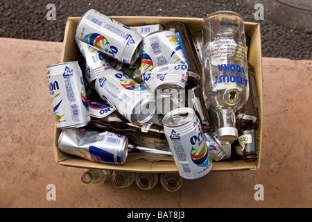 Vieilles boîtes et bouteilles dans une boîte en carton Banque D'Images