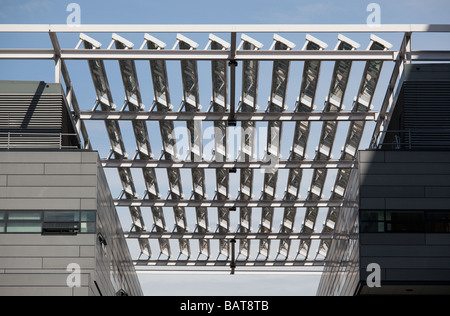 Panneaux solaires sur Alan Turing Building, University of Manchester, UK Banque D'Images