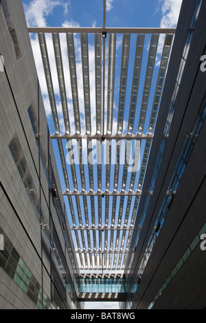 Panneaux solaires sur Alan Turing Building, University of Manchester, UK Banque D'Images