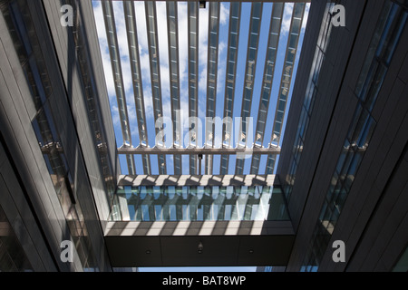 Panneaux solaires sur Alan Turing Building, University of Manchester, UK Banque D'Images