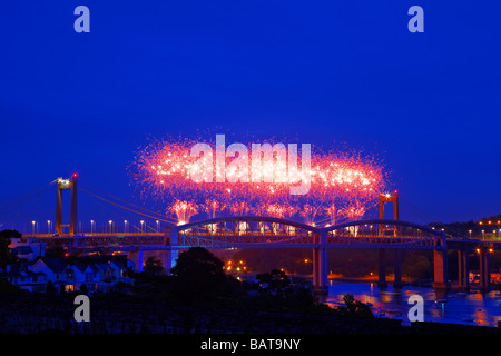 Royal Albert Bridge / Brunel 150 Celebration Fireworks, Saltash, Cornwall, Mai 2009 Banque D'Images