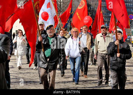 Le Parti Communiste finlandais, SKP, défilé de jour de mai avec les drapeaux rouges à l'Esplanade, Helsinki, Finlande, Scandinavie, l'Europe. Banque D'Images