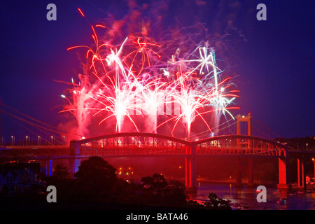 Royal Albert Bridge / Brunel 150 Celebration Fireworks, Saltash, Cornwall, Mai 2009 Banque D'Images