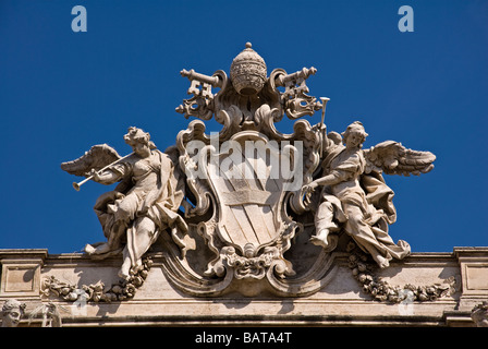 Emblème de la pape Clemente XII au-dessus de la fontaine de Trevi palace à Rome - Italie Banque D'Images