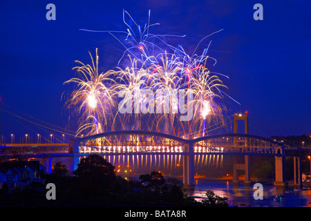 Royal Albert Bridge / Brunel 150 Celebration Fireworks, Saltash, Cornwall, Mai 2009 Banque D'Images