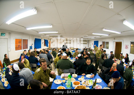 Les soldats de la base de l'armée d'Israël autour de tables dressées pour le repas traditionnel de Pessah Banque D'Images