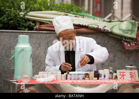 Lishi, CHINE - JUIN 2006 : un dentiste traditionnel pose sa stalle. Lishi se trouve dans la province du Shanxi, une des provinces les plus polluées de Chine. Banque D'Images