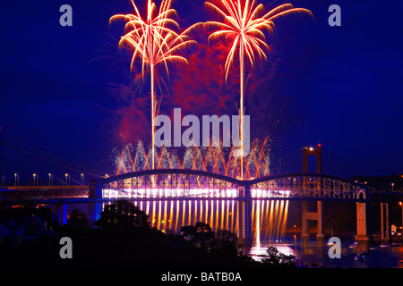 Royal Albert Bridge / Brunel 150 Celebration Fireworks, Saltash, Cornwall, Mai 2009 Banque D'Images