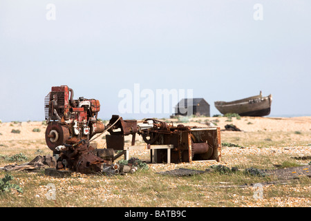 Pignon de treuillage abandonnés sur une plage de galets en Angleterre du Sud-Est Banque D'Images