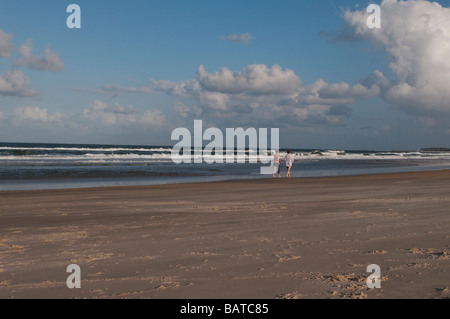 Deux femmes marchant sur la plage de Kingscliff Nord NSW Australie Banque D'Images