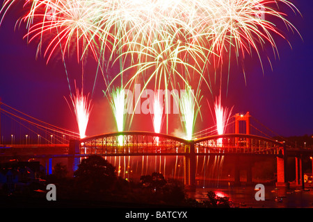 Royal Albert Bridge / Brunel 150 Celebration Fireworks, Saltash, Cornwall, Mai 2009 Banque D'Images