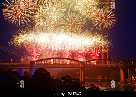 Royal Albert Bridge / Brunel 150 Celebration Fireworks, Saltash, Cornwall, Mai 2009 Banque D'Images