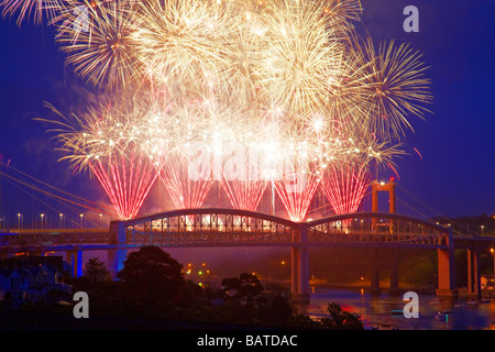 Royal Albert Bridge / Brunel 150 Celebration Fireworks, Saltash, Cornwall, Mai 2009 Banque D'Images