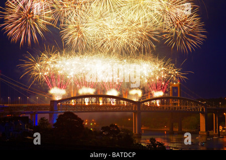 Royal Albert Bridge / Brunel 150 Celebration Fireworks, Saltash, Cornwall, Mai 2009 Banque D'Images