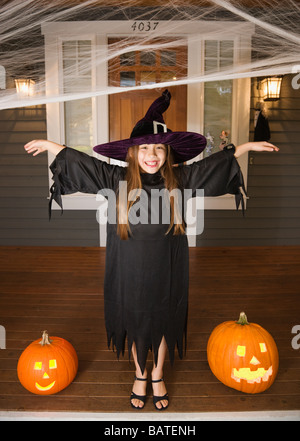 Mixed Race girl costume avec Halloween pumpkins Banque D'Images