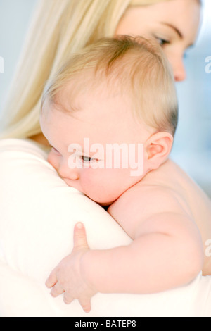 La mère et le bébé. Mother holding her neuf mois bébé garçon. Banque D'Images