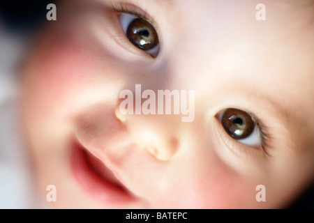 Bébé garçon. Close-up of a baby boy's face. Il est d'environ neuf mois. Banque D'Images