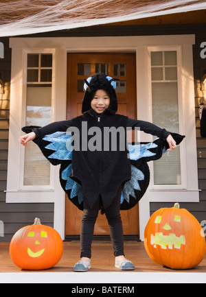 Jeune fille en costume chinois papillon avec Halloween pumpkins Banque D'Images