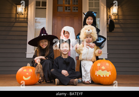 Les enfants en costume d'Halloween avec des citrouilles Banque D'Images