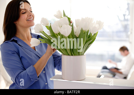 L'organisation de femme Tulipasp (tulipes.) dans un vase. Banque D'Images