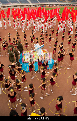 Les enfants de l'école au stade sportif de la ville de répéter pour un défilé devant les dirigeants du Parti de la province de Jilin CHANGCHUN, Chine. Banque D'Images