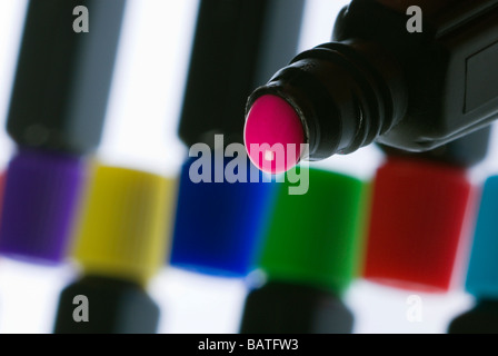 Peinture de couleur dans une bouteille. Banque D'Images