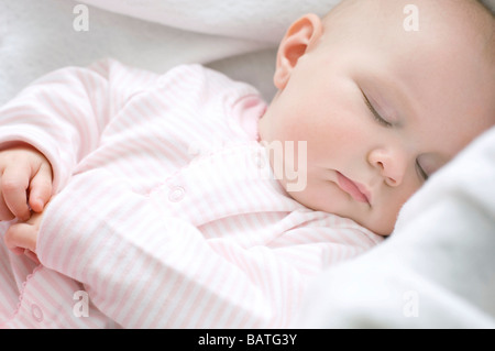 Bébé endormi. Bébé de 7 mois fille dormir. Banque D'Images