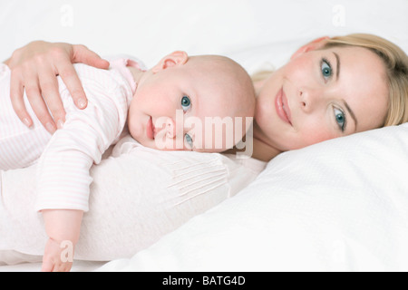 La mère et le bébé. Bébé de 7 mois fille couché avec sa mère. Banque D'Images