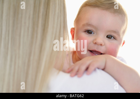 La mère et le bébé. Mother holding her neuf mois bébé garçon. Banque D'Images