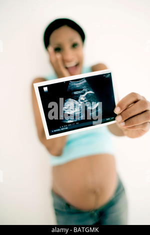 Pregnant woman holding une échographie de son enfant à naître. Elle est à terme. Banque D'Images