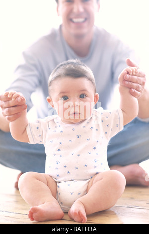 Bébé garçon et père. Fier père jouer avec son bébé de six mois garçon. Banque D'Images