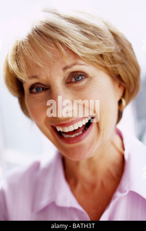 Femme souriante. Femme de 47 ans à la recherche heureux. Banque D'Images