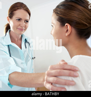 Consultation médicale.femme médecin la réconforter le patient. Banque D'Images