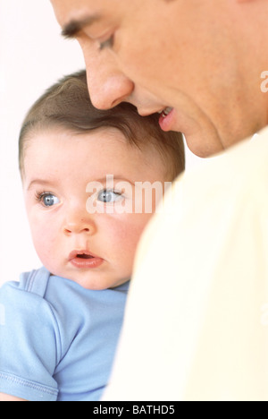 Bébé garçon et père. 6-month-old baby boy avec son père. Banque D'Images