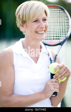 Joueur de tennis. Woman holding atennis de raquette et des balles. Banque D'Images